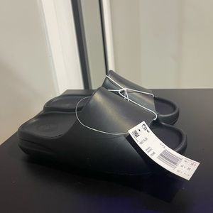 Authentic woman's Yeezy slide